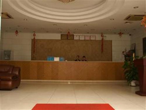 una sala de espera con un mostrador y una zona de espera en Yidun Hotel Foshan Luocun en Huanshi
