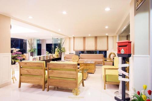 uma sala de jantar com mesas e cadeiras e um restaurante em Muanmanee Boutique Hotel em Loei