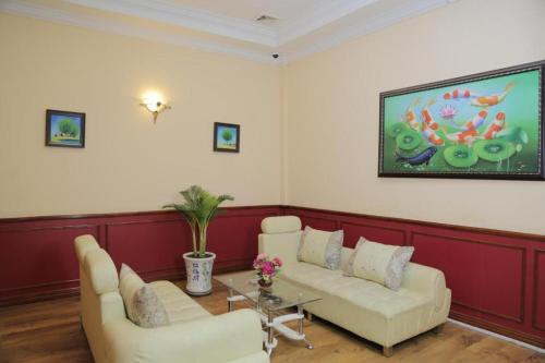 sala de estar con 2 sofás y TV en LUCKY 89 BORDER CASINO, en Svay Riĕng