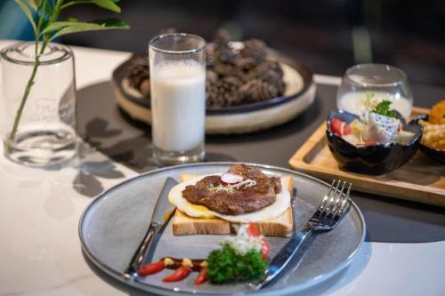 Makanan di atau berdekatan hotel