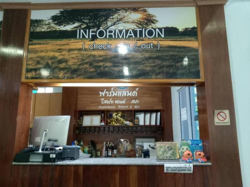 Ban Thung Phai的住宿－Farmesland Resort & Spa，大楼信息办公室的标志