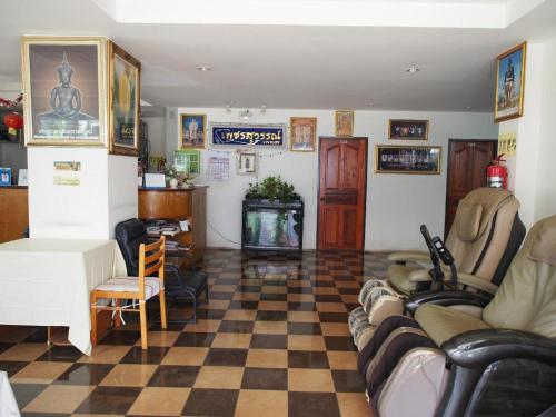 uma sala de estar com piso em xadrez em Phetsuwan Hotel em Phetchabun