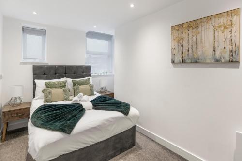 een slaapkamer met een bed met een groene deken erop bij Spacious Luxury Apartment King Bed - Central Location in Londen