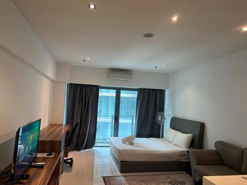 Camera con letto e TV di Mercu Summer Suites KLCC By Moonlight a Kuala Lumpur