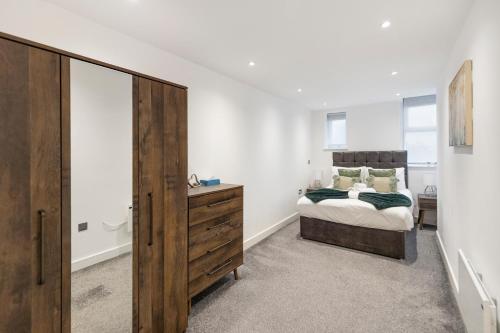sypialnia z łóżkiem i dużym lustrem w obiekcie Spacious Luxury Apartment King Bed - Central Location w Londynie