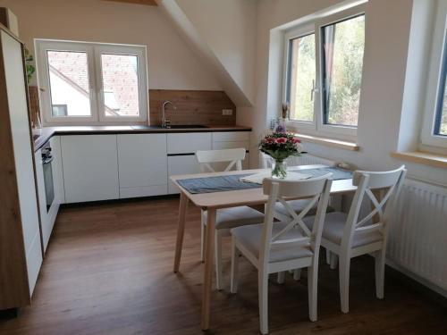 uma cozinha com mesa e cadeiras num quarto em Ferienwohnung am Bio-Bauernhof Brandner em Schoberegg