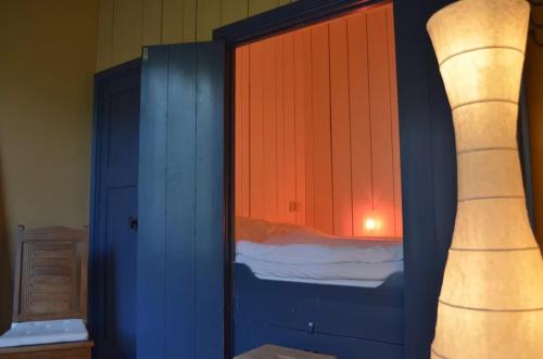 Schlafzimmer mit einem blauen Schrank und einem Bett in der Unterkunft Stania State in Oenkerk