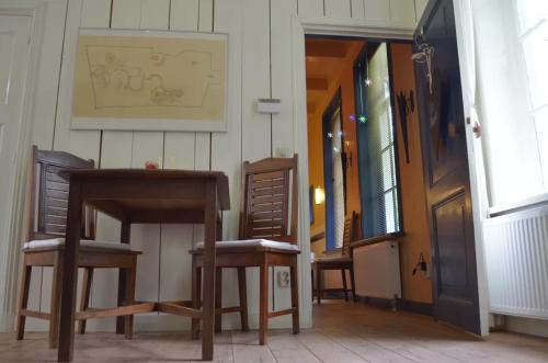 un couloir avec deux chaises et une porte ouverte dans l'établissement Stania State, à Oenkerk