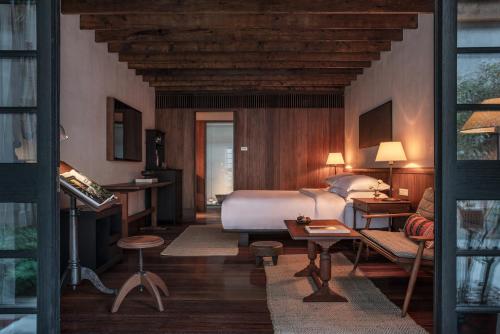 ein Hotelzimmer mit einem Bett und einem Sofa in der Unterkunft Anyu Hotel Hangzhou in Hangzhou