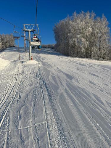 a ski lift on a snow covered ski slope at Lili puhkemaja Kuutsemäel in Otepää