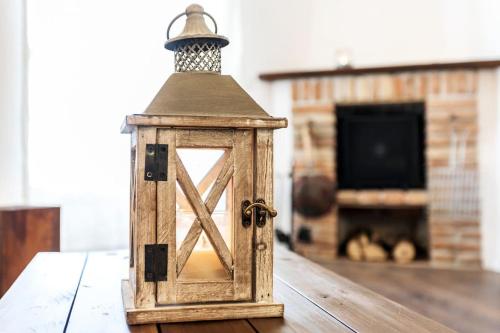 a wooden lantern sitting on top of a table at Accogliente casina nel centro storico di Serrone in Serrone