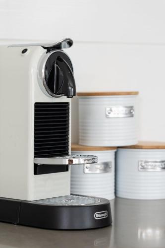 Tetera y cafetera en Whale of a Time - Vasse