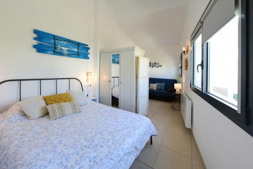 Schlafzimmer mit einem Bett mit blauer Decke in der Unterkunft One bedroom appartement with terrace and wifi at Cadaques in Cadaqués