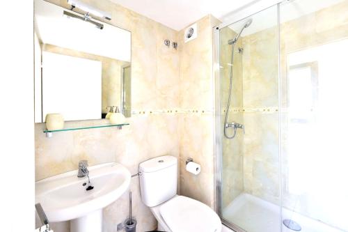 ein Bad mit einem WC, einem Waschbecken und einer Dusche in der Unterkunft One bedroom appartement with terrace and wifi at Cadaques in Cadaqués