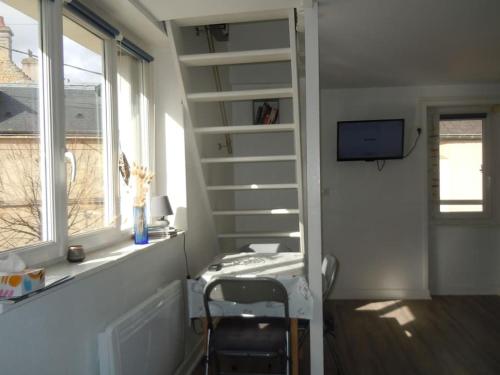 une chambre avec une étagère et une fenêtre dans l'établissement TANAGRA à Langrune-s-mer : 4 personnes, à Langrune-sur-Mer