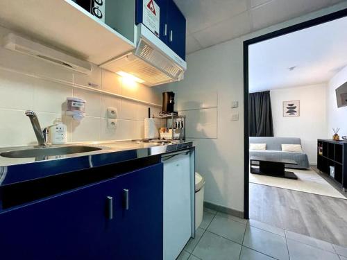 une cuisine avec un évier et un plan de travail dans l'établissement Zen studio ※ parking - piscine, à Carcassonne