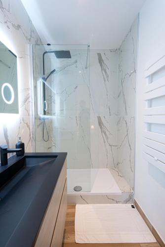 une salle de bain avec douche et lavabo dans l'établissement L'Escale Ocre - 150m Restaurant 3 étoiles - Climatisation, à Vonnas