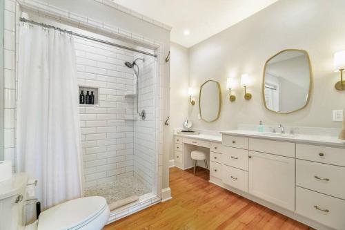 Un baño con ducha, inodoro y lavabo. en Bourbon Getaway!!! Hot Tub, Fire Pit, Distilleries, en Springfield