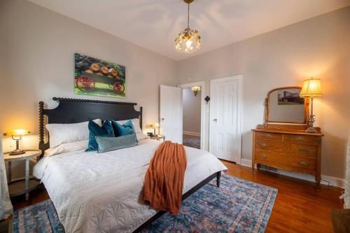 Un dormitorio con una cama, una cómoda y un espejo. en Bourbon Getaway!!! Hot Tub, Fire Pit, Distilleries, en Springfield