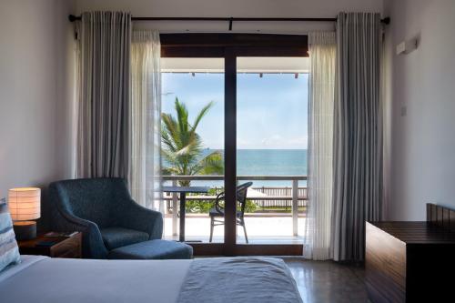坦加拉的住宿－Céu Ceylon，一间卧室配有一张床,享有海景