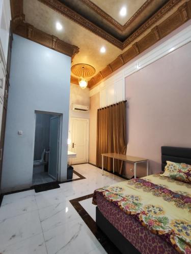 um quarto com duas camas e uma tv nele em Rumah liburan 2 bedroom, 1 sofabed, 1 kitchen em Jakarta