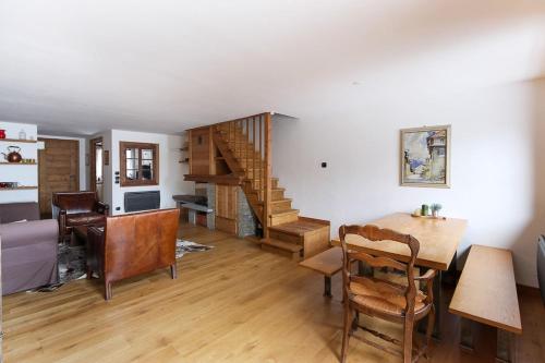 - un salon avec une table en bois et un escalier dans l'établissement House Berenice - Chamonix les Praz, à Chamonix-Mont-Blanc