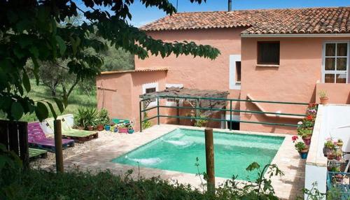 een zwembad in de achtertuin van een huis bij Casa Rural La Trastienda in Almonaster la Real