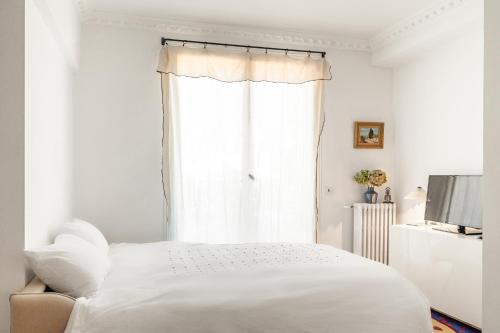 Superb studio with terrasse & 24-7 security in the heart of Paris!