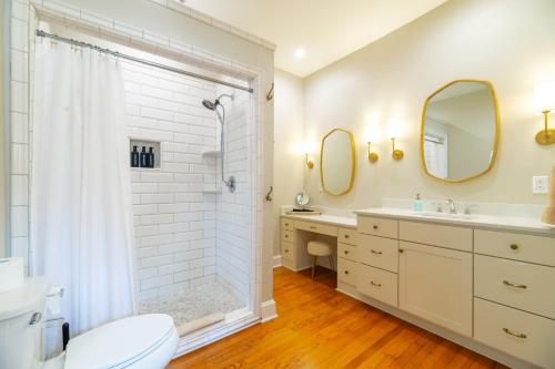 ein Badezimmer mit Dusche, Toilette und Waschbecken in der Unterkunft 2026 Schedule OPEN, KY Bourbon Trail, Hot Tub & Outdoor Firepit 3 King Stes in Springfield