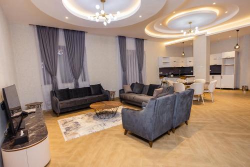 Shitaye Suite Hotel tesisinde bir oturma alanı