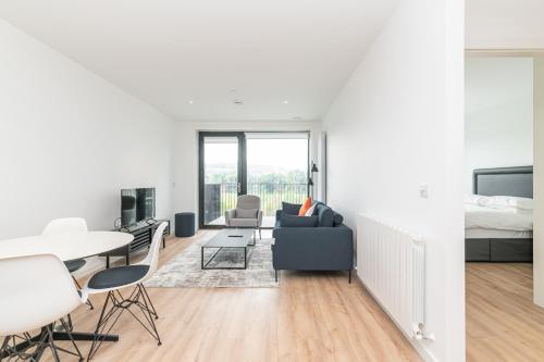 Appartamento bianco con soggiorno e camera da letto. di Grange One a Dublino