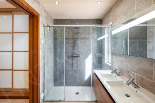 La salle de bains est pourvue d'une douche et d'un lavabo. dans l'établissement Pinta Golf 275, à Carvoeiro