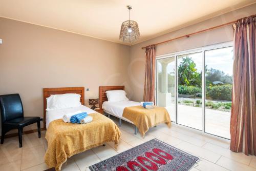 - une chambre avec 2 lits et une fenêtre dans l'établissement Pinta Golf 275, à Carvoeiro