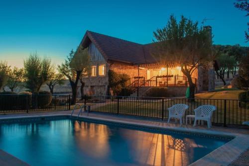 a house with a swimming pool in front of a house at Una casita en el campo dentro de la ciudad in Avila