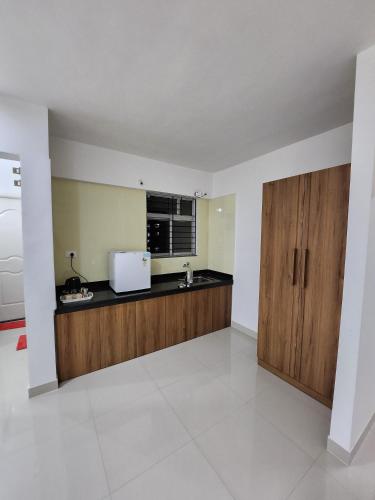 Dapur atau dapur kecil di Anandi Service Apartment