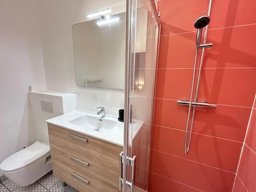une salle de bain avec une douche, un lavabo et des toilettes dans l'établissement Pasteur, appartement fonctionnel en centre-ville, à Lorient