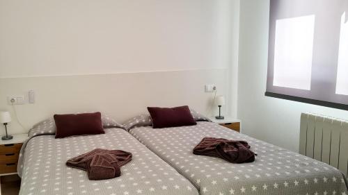 1 dormitorio con 2 camas y toallas. en CAP RAS 40 A, en Empuriabrava