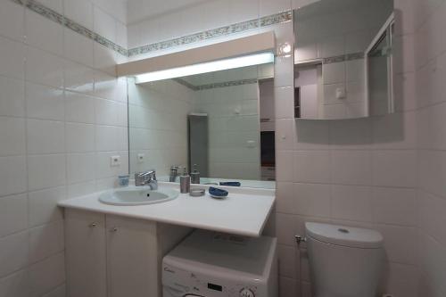 une salle de bain avec un lavabo, des toilettes et un miroir dans l'établissement Nouveau dans résidence au calme proche du centre!, à La Grande Motte