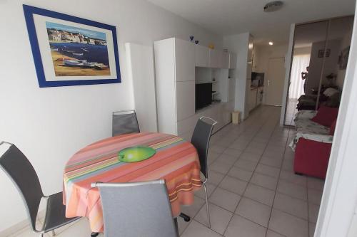 une chambre avec une table et des chaises ainsi qu'un salon dans l'établissement Nouveau dans résidence au calme proche du centre!, à La Grande Motte