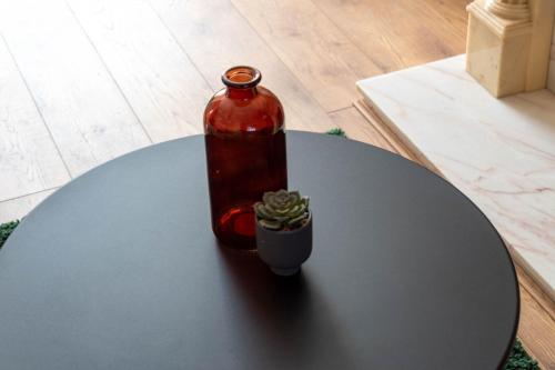 una botella sobre una mesa en Gunn House, en Grangemouth