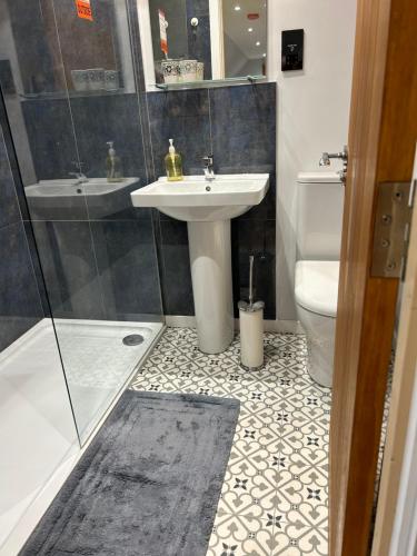 ニューポートにあるTy Odyn. Best of Both Worlds. Rural yet Connected.の洗面台、シャワー、トイレ付きのバスルーム