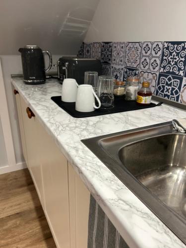 ニューポートにあるTy Odyn. Best of Both Worlds. Rural yet Connected.のキッチン(シンク付)