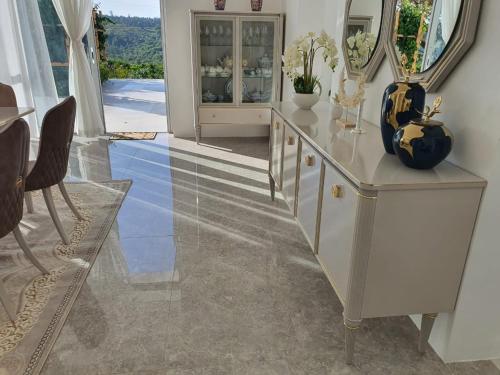 蒙巴薩的住宿－Villa Luiz Danneel: Vipingo Ridge，一间房间,桌子上装有镜子和花瓶