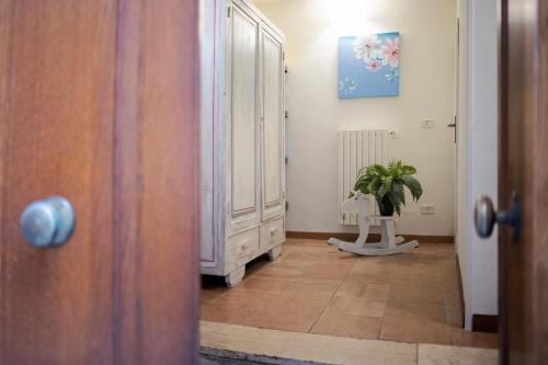 a hallway with a door and a potted plant at Casa Vèra Camelia Apartment in Orvieto