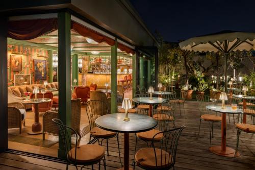 un restaurante con mesas y sillas en una terraza en La Fantaisie, en París
