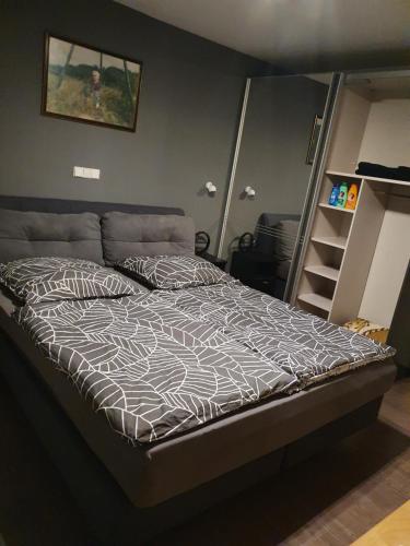 Cama grande en habitación con marco de cama en Schlafzimmer, ruhige Lage in Meppen --- Check-In mit Schlüsselkasten, en Meppen