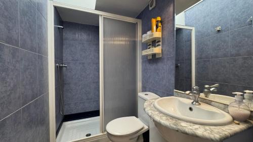 une salle de bain avec un lavabo, des toilettes et une douche dans l'établissement Habitation suite Pego, vue mer 15 mn de Denia 10 mn de la plage, à Pego