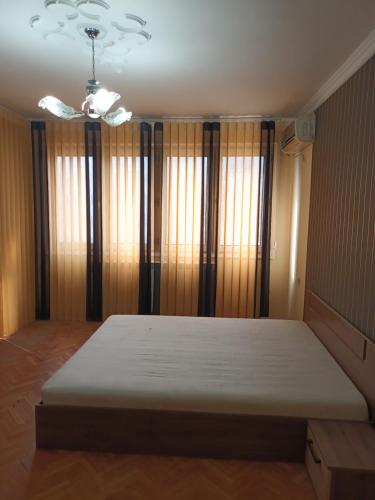 Säng eller sängar i ett rum på Апартамент Първанова