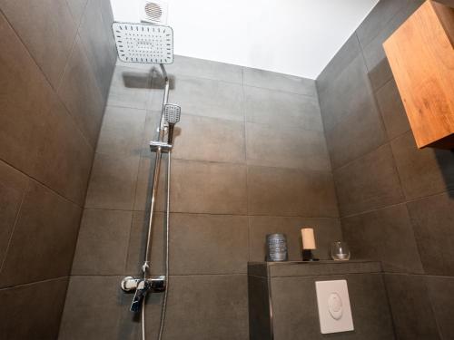 een douchecabine in een badkamer met een douche bij SR24 - Stillvolles gemütliches Apartment 1 in Oer-Erkenschwick in Oer-Erkenschwick