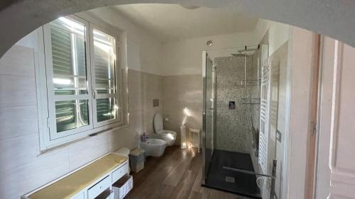 uma casa de banho com um chuveiro, um lavatório e um WC. em Villino Vanzetti 1930 em Cagliari